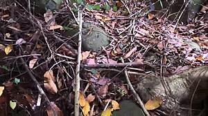 Любительская парочка ищет укромный островок для интима