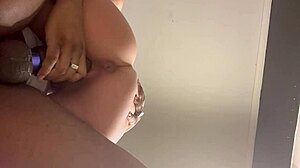 哟，看我狠爆你婊子肥臀？