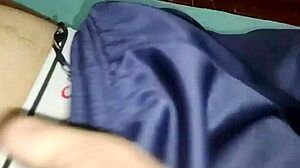 زوجين هواة يستمتعان بجلسة تدليك يد بطيء