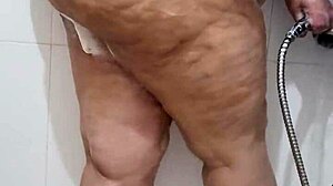 Coolmarina se excita meando y duchándose sexy con pies maduros