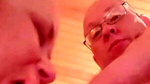 i'm watchin my wife suckin that big cock