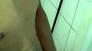 Garoto Se Masturbando No Banheiro Depois Do Banho