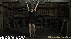 둥근 엉덩이 갈색 머리 귀염둥이가 혼자 휴식해