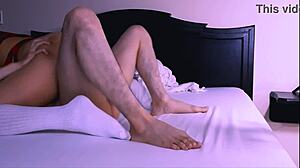 madrastra y hijastro se calientan en el sofa 😏