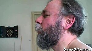 लाल बालों वाली जवान लड़की को बुजुर्ग साहब ने झुका के लिया