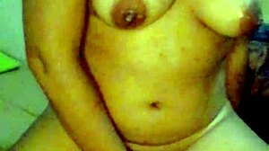 Imaginando um macho me comendo eu chupo sento e gozo na piroca! Imagining a male eating me i suck it sit down and enjoy the dick.