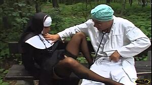 al cimitero una suora non si lascia pregare nel farsi scopare da un medico di passaggio