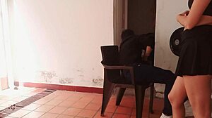 年轻女孩用激烈后入式性爱奖励修理工