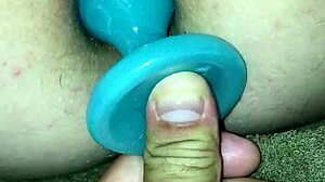 Трахать мою тугую жопу любимым анальным плагином так приятно 😈🍑
