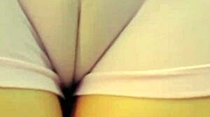 ¡Esposa perfecta con cameltoe de coño jugando para mí!
