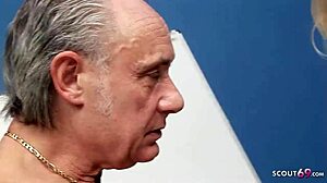 वाह, सेक्सी ब्लोंड क्लो ने बूढ़े को रफ MMF थ्रीसम में बहकाया, जंगली है!