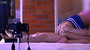 La estudiante universitaria exploraba sus fantasías más salvajes junto a su amiga en el apartamento