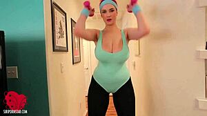 Thick Chick Siri Pornstar Finger Fucks Herself After Workout