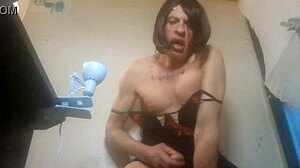 look at this tranny with a nice ass