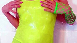 check out that wet latina ass bathing