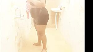 فتاة سيكيم سيكسي شابة 18+ تبهر بجاذبية يومية عادية