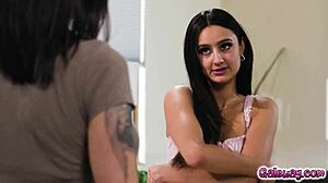 शे साइट्स एलिजा इबारा को अपनी गीली चूत में गोता लगाने देती है