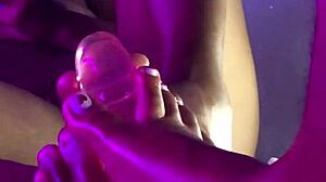 Lindos pés fofos e masturbação com vibrador na bucetinha preta