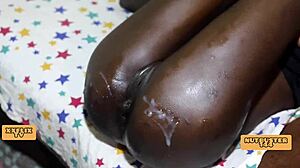 छोटी एबोनी युवती एनल मिशनरी पाउंडिंग लेती है