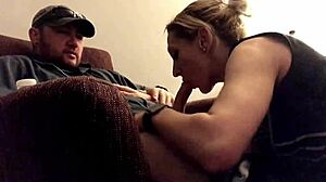 Блондинка в платье опускается для интенсивного сосания и траха