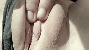 Amateur girlfriend fingers hairy pussy in taxi, sends horny video home!