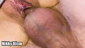 Zumo de coño chorreando en la cara en perrito sin condón bien cerca