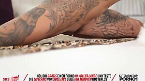 schlanke tätowierte blonde teen 18+ tanzt nackt mit dildo und zeigt nasse boobs 💃🕺