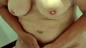 Ama de casa disfruta tiempo sugerente en ducha de hotel.