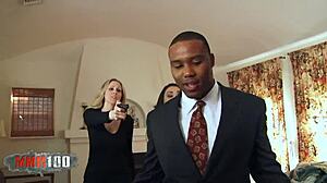 मैं इतना हॉर्नी हूं कि इस ब्रूनेट की हेयरी चूत को बड़े BBC से चुदते देख रहा हूं