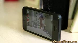 شاهد هذه الفتاة الزوجة الخطوة تفرك بهدوء ميلف زوجة أنيقة في مشهد لسبي مثير