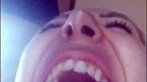 शांटल अपना वेट माउथ, टूथ, और टंग क्लोज अप शो करती है