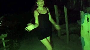 晚上带老婆不穿内裤海滩裸逛