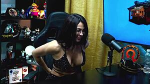 Isa Viajante Gets Naked in Studio and Asks for Touching