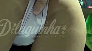 Minha empregada safadinha ficou querendo putaria na hora do serviço 😏