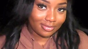 एबोनी स्ट्रिपर की गाड़ी बंद, अजनबी से ठुकाई और क्रिमपाई।