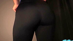 Latin arkadaşımın kıçını sallarken çekerken azıyorum, sonra sert biniyor