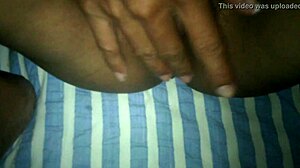 tallando mi vagina para que cualquiera la vea masturbándose.