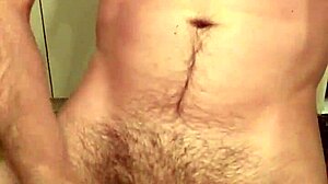 رجل جذاب كبير القضيب يضرب قضيبه الوحشي منفردا 😈