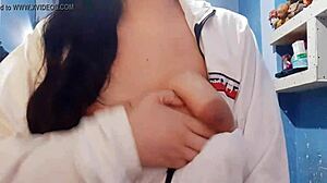 بنية مثارة تلامس كسها مع الموسيقى في رأس السنة 😘