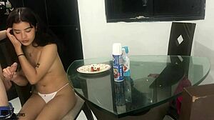 Me pongo bien cachonda cuando como una buena polla con fresa y crema parte 1?