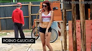 Safada Trepa Na Obra Após Banho De Mangueira