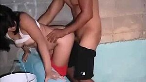 Mi vecina esta deliciosa es una morena que le encanta la verga