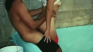 Mi vecina esta deliciosa es una morena que le encanta la verga