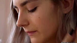 अरे, देखो इस हॉट लड़की को अपनी टाइट चूत में उंगली करते हुए ऑर्गेज्म तक पहुंचते!