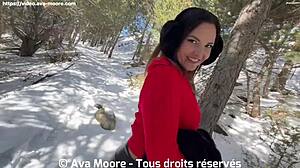 cette jolie brune se fait démonter la chatte par une énorme queue dans la neige 😈
