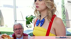 हॉर्नी ओल्ड ड्यूड लाइफलाइक सेक्सरोबोट पर पहली बार चढ़ता है