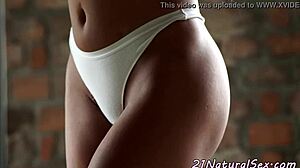 Modelo hermosa se deleita en juego solo con pura clase