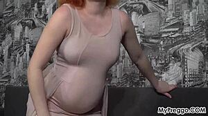 ماريا الحامل تتعرى وتلعب بكسها المحلوق