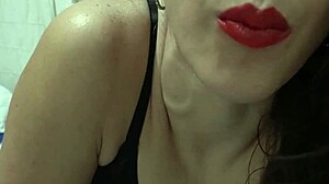 Intenta no correrte cabalgo tu polla hasta que te corres en mi boca