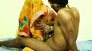 वाह, देखो इस देसी हॉट भाभी को, सेक्सी गांड के साथ झुककर बड़ा लंड एनल ले रही है!